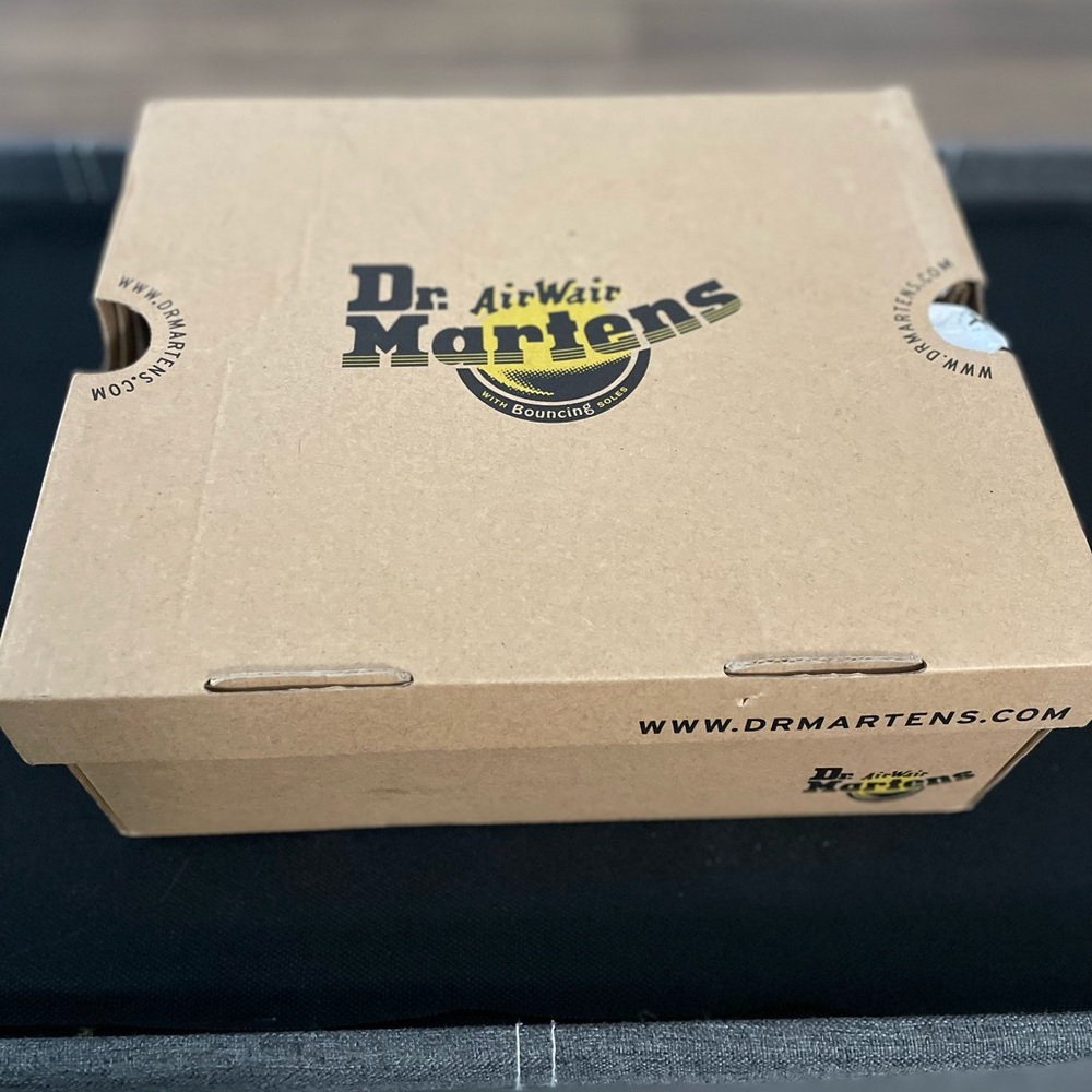 Dr. Martens ( Airwair) girls Jr